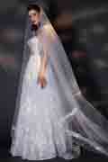 Vestido de novia de tul blanco con velo largo y encaje de novia