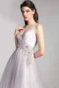 vestido de noche cruzado de tul brillante con corte en V