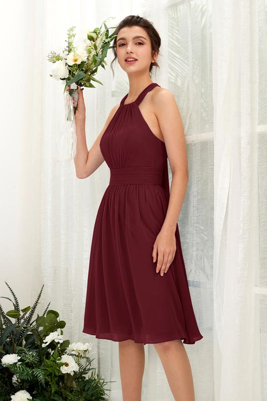 Vestido de dama de honor A-Line de gasa con tirantes halter, sin mangas y largo hasta la rodilla para boda